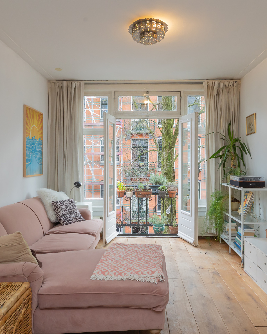 𝐓𝐄 𝐊𝐎𝐎𝐏 🏡 Wonen in het hart van de Indische Buurt ✨⁠
⁠
Licht, slim ingedeeld en met zowel een Frans balkon als een rustig...