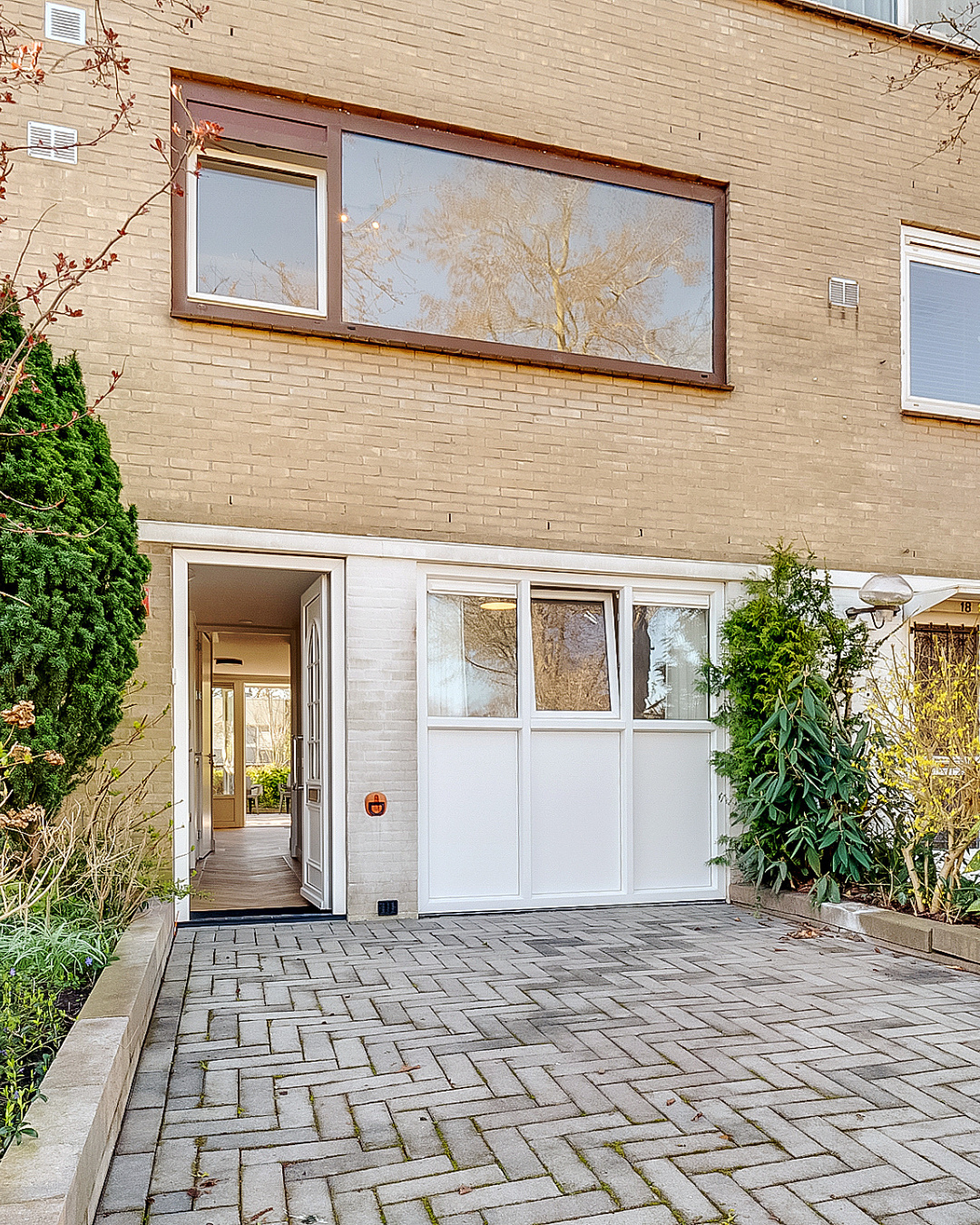 𝐓𝐄 𝐊𝐎𝐎𝐏 🏡 Prachtig gerenoveerde 6-kamer drive-inwoning in de rustige wijk Groenenlaan! Circa 135m² luxe en comfort ✨⁠
Met...