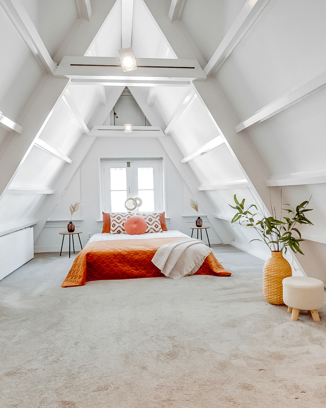 𝐓𝐄 𝐊𝐎𝐎𝐏 🏡 Droomt u van wonen in een historisch grachtenpand midden in hartje Amsterdam? ✨⁠
⁠
Dit sfeervolle...