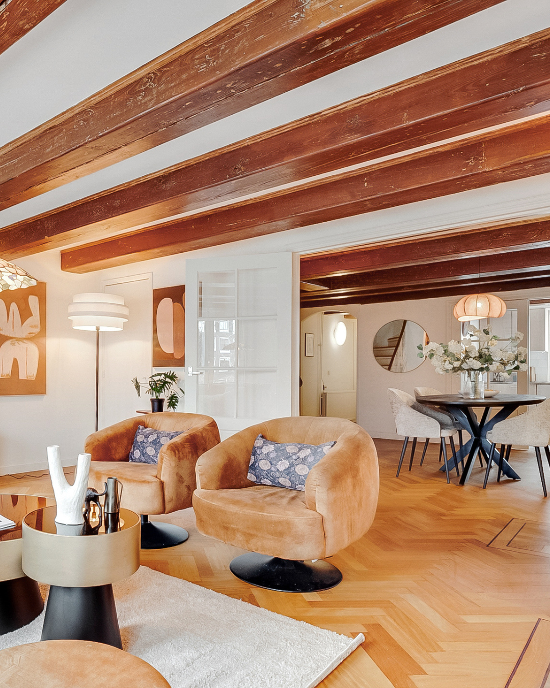 𝐓𝐄 𝐊𝐎𝐎𝐏 🏡 Sfeervol wonen in een monumentaal grachtenpand aan de Keizersgracht ✨⁠
Dit royale appartement (ca. 140 m²)...