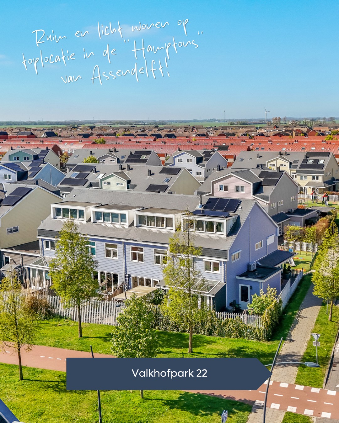 𝐓𝐄 𝐊𝐎𝐎𝐏 🏡 Wonen in de “Hamptons” van Assendelft: een ruime en lichte tussenwoning met ca. 137 m², zonnige tuin met...