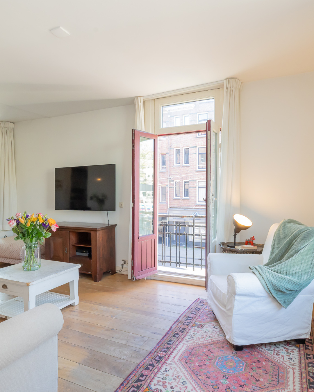 𝐓𝐄 𝐊𝐎𝐎𝐏 🏡 Sfeervol en licht tweekamerappartement in de gezellige Schinkelbuurt, op steenworp afstand van het Vondelpark 🌳✨...